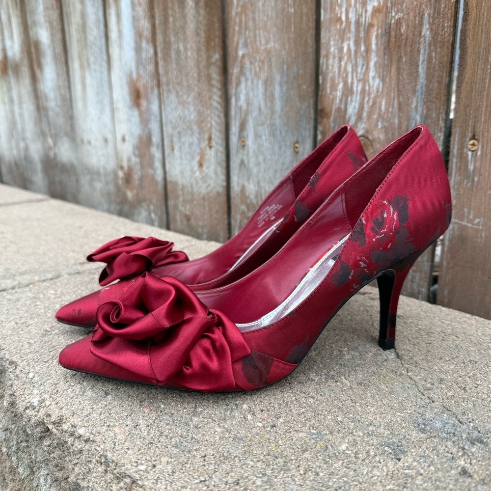 White House Black Market Red Satin Heel Bow Floral Leather Insole Shoe Size 7.5